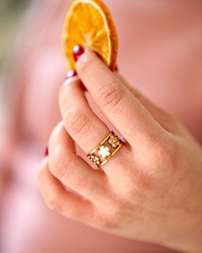 BAGUE FLEUR NACRE ET STRASS 1